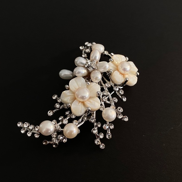 Pearl Flower Brooch - Picture 1 of 1